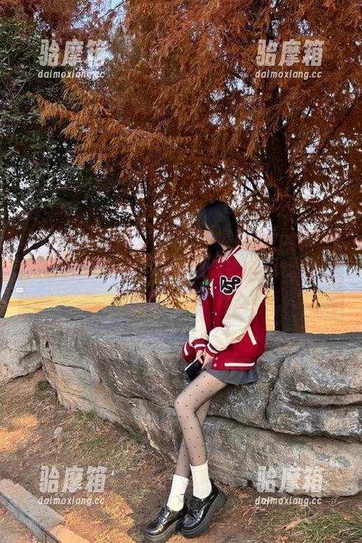 这款吃瓜网51爆料的app像个不眠夜，总是忍不住再跟几把瓜，心里默念干脆就别睡了吧？