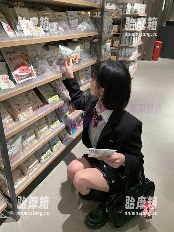 网页里的“zztt11”：吃瓜群众都超能杠。