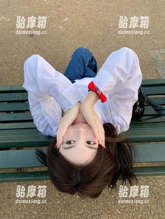 不间断追随“每日黑料”线路，越看越醉，仿佛置身剧场里的观众一样。