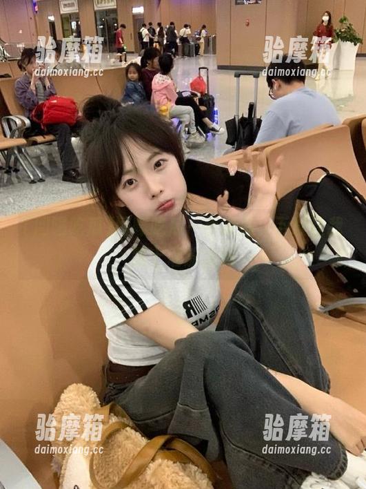 网曝吃瓜一手掌握，下载让我跟上潮流步伐