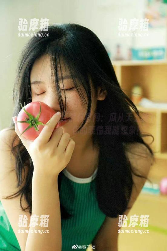网红黑料官网：瓜从天上掉下来的那一刻，你的表情我能想象！